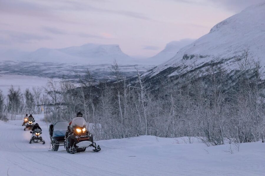 Abisko/Björkliden: Panorama Snowmobile Tour with Snacks - The Frozen Lake and Torneträsk View