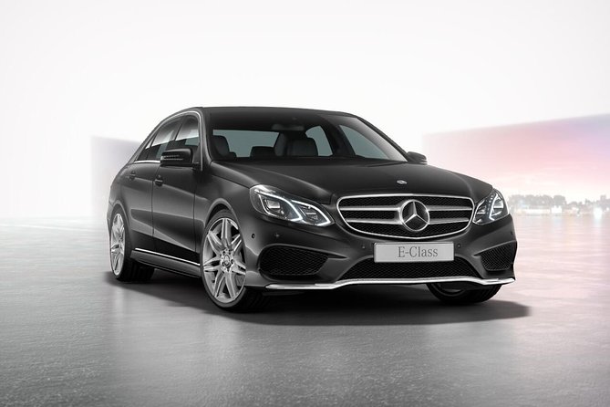 Airport Limousine Transfer: Arlanda Airport to Stockholm City 1-7 Passengers - A proper airport welcome, not just a curbside pickup