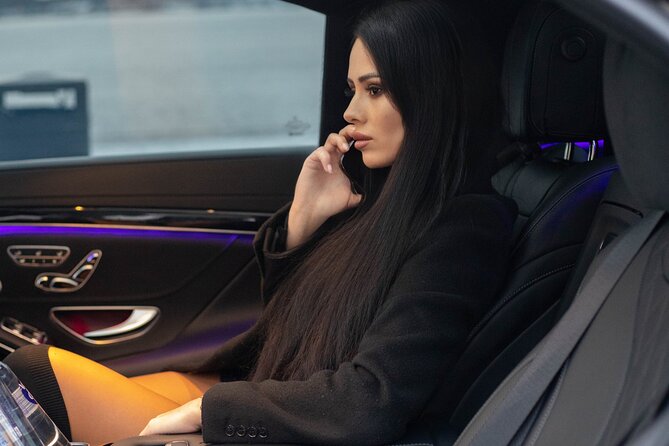Airport Limousine Transfer: Stockholm City to Arlanda Airport 1-7 Passengers - Meeting your chauffeur and starting the transfer