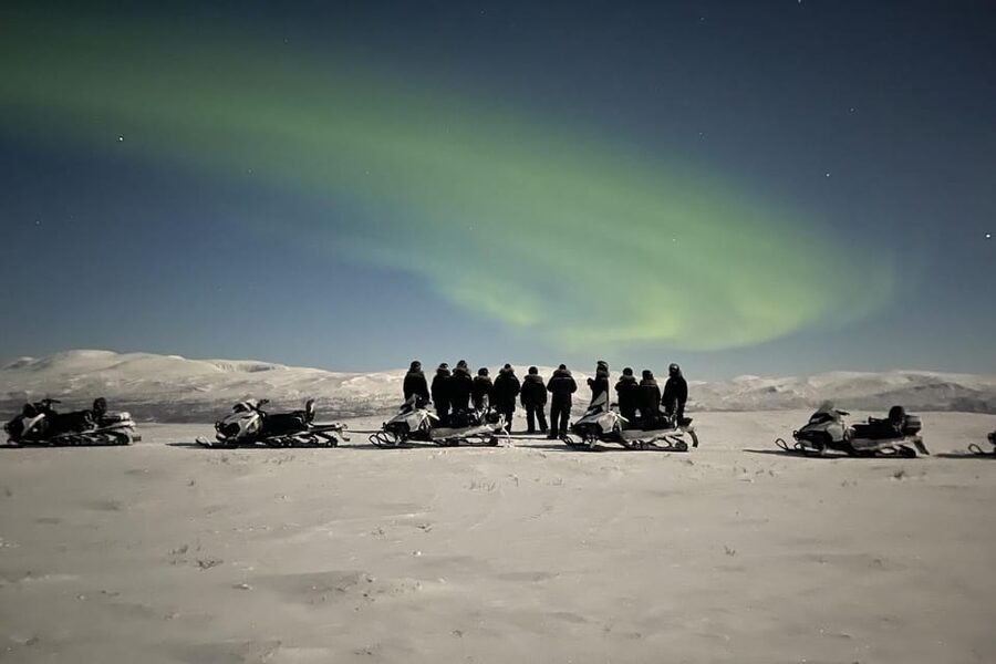 Björkliden/Abisko: Night Sky Snowmobile Tour - The safety briefing and shared snowmobiles