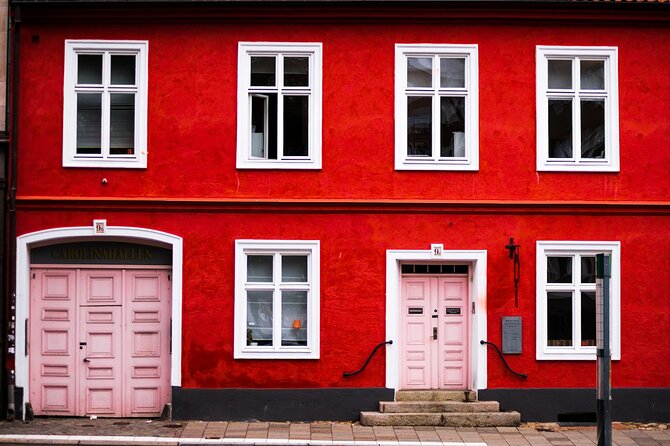 Explore Malmo in 60 minutes with a Local - Starting beside Lilla Torg and Form/Design Center