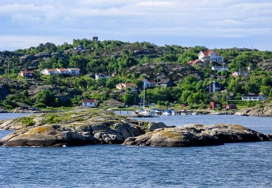 Gothenburg: Archipelago cruise with guide - Passing Älvsborg Fortress and the old shipyards