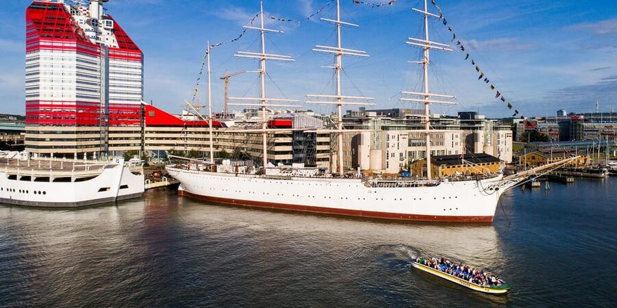 Gothenburg: City Canal Sightseeing Cruise - What the guide adds to the ride