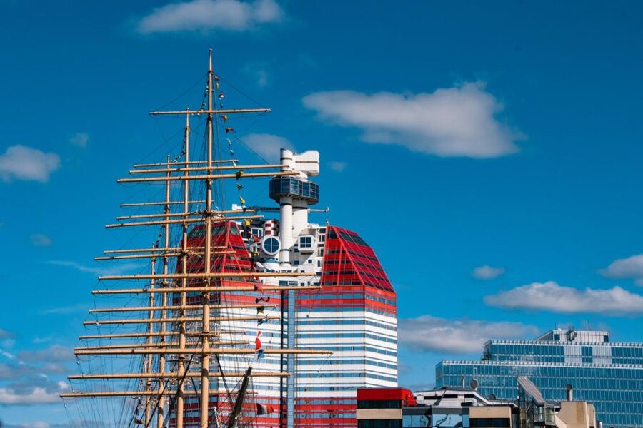 Gothenburg: Express Walk with a Local in 60 minutes - Timing, walking pace, and group size