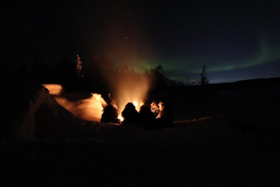 Kiruna: Build your own igloo overnight Tour - Dinner in the Sami lavvu