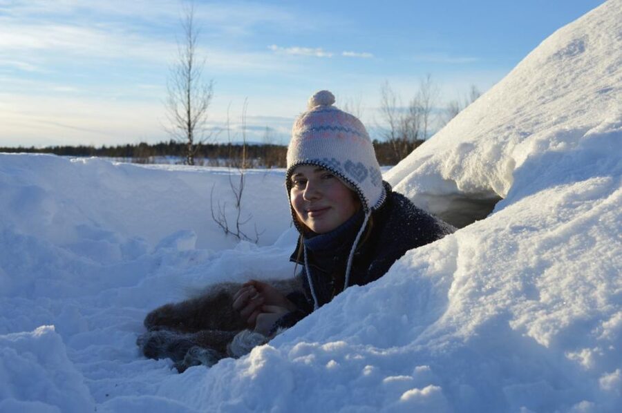 Kiruna: Build your own igloo overnight Tour - Morning breakfast and time with the dogs