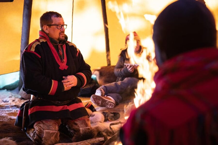 KIRUNA: Sami Reindeer Experience - Meeting tame reindeer by hand