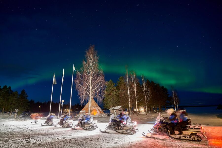 Luleå : Northern lights snowmobile tour - Leaving Brändön Lodge for the Arctic night