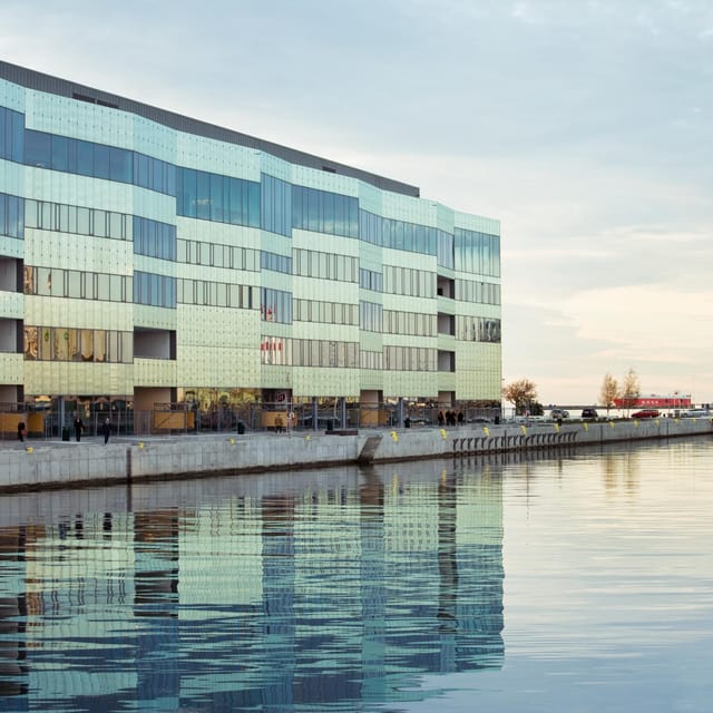 Malmö: Sightseeing and Landmarks tour by bike - Guide languages and the value of live commentary