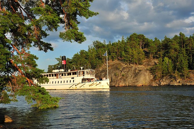Stockholm Archipelago Cruise with Guide - Seeing the inner archipelago on the way to Vaxholm