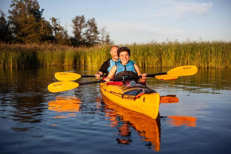 Stockholm: Archipelago Islands Kayak Tour and Outdoor Picnic - Paddling toward Vaxholm’s cottages and fortress