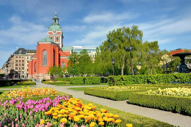 Stockholm Christmas Tour and Food Tasting Experience - The guides and the style of the walk