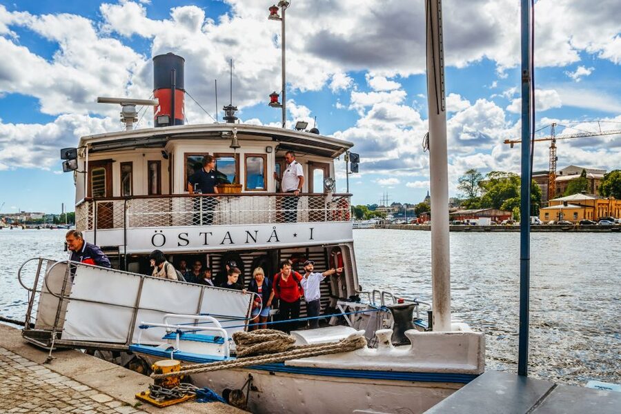 Stockholm: City Archipelago Sightseeing Cruise with Guide - The café, seating, and onboard facilities