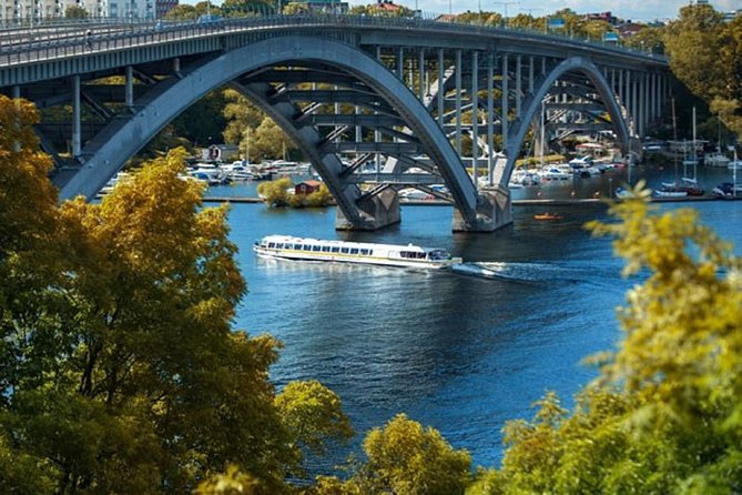 Stockholm: Highlights Boat Tour - Passing Stockholm’s bridges and entering the lock
