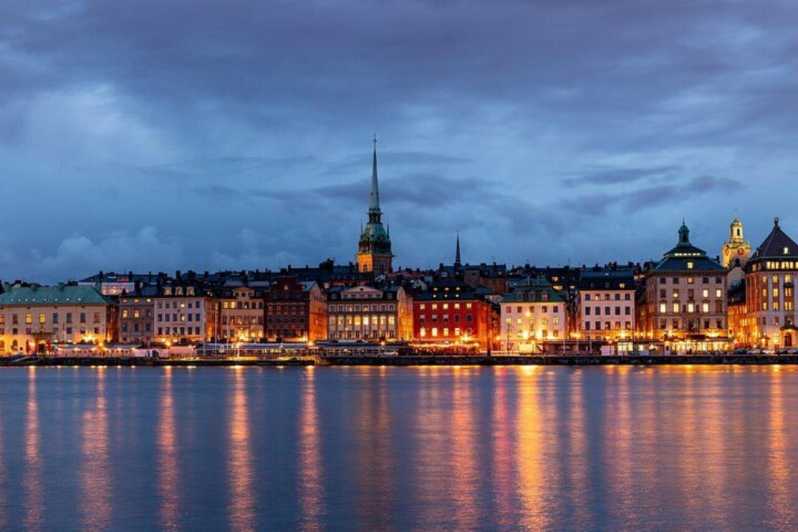 Stockholm: Must-See Attractions Walking Tour with a Guide - Starting in Stortorget, Stockholm’s postcard square