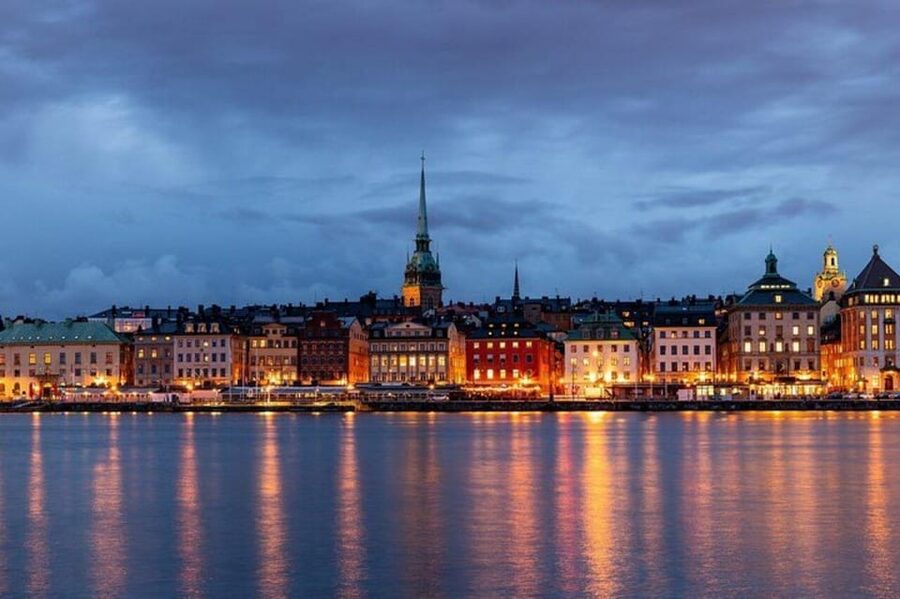 Stockholm: Must-See Attractions Walking Tour with a Guide - The Royal Palace and Sweden’s royal story