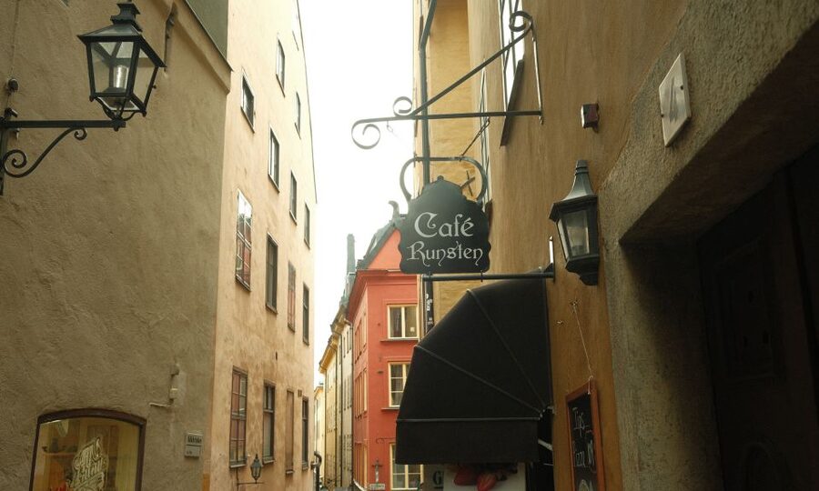 Stockholm: Old Town Self-Guided Tour Learn and solve Puzzles - Reading instead of listening