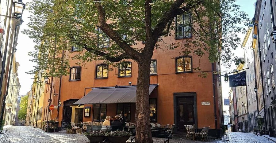 Stockholm: Old Town Walking Tour, stories and secrets - Stortorget and the royal center