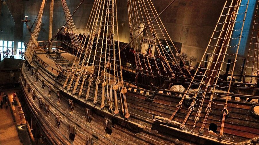 Stockholm: Old Town Walking Tour w/ Vasa Museum & Boat Ride - Walking through the Royal Palace area