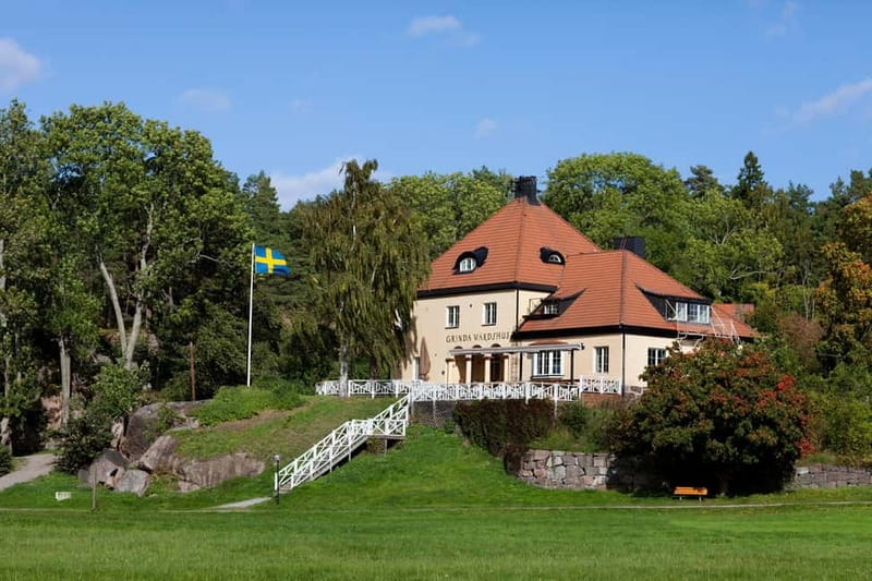 Stockholm: RIB Speed boat tour incl. island visit - Racing past Vaxholm into the archipelago