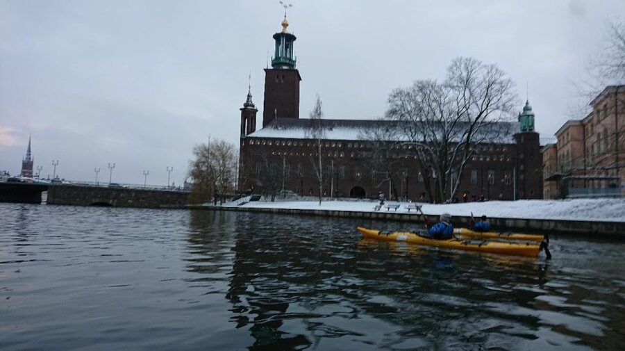 Stockholm: Winter City Kayaking Tour - Lunch, fika, and a warm break