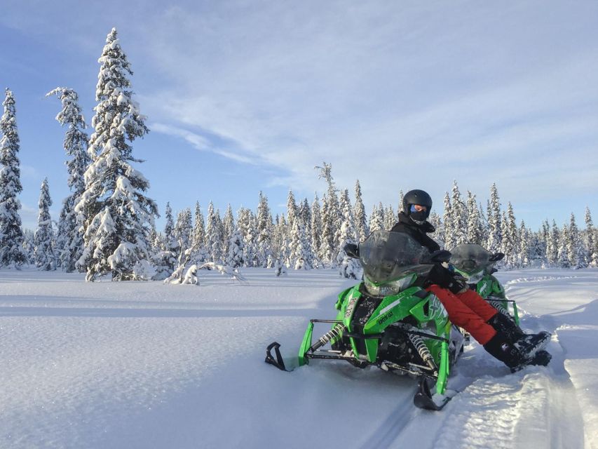 Wilderness Tour with Snowmobile & Ice Fishing - The 30-minute safety briefing